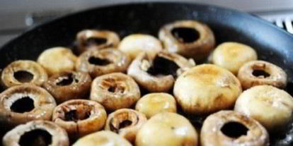 Шаг 1: шампиньонов на сковороде