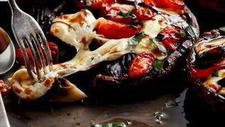 Рецепт Шампиньонов с помидорами и чесночным маслом