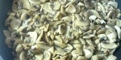 Шаг 6: шампиньонов в вине и сливках