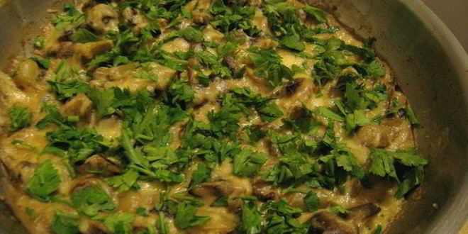 Рецепт шампиньонов запеченных под сметанно-сырным соусом