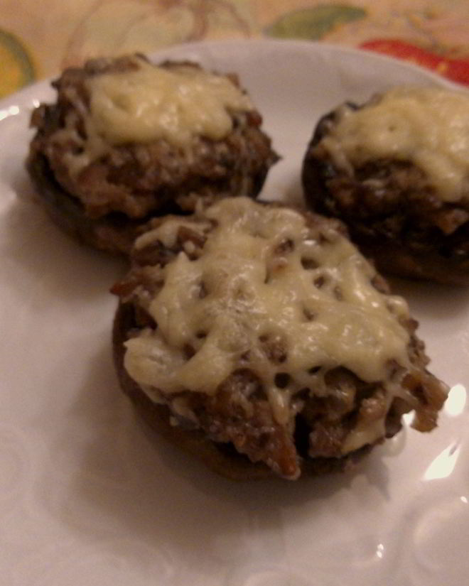 Рецепт запеченных шампиньонов, фаршированных курицей и луком