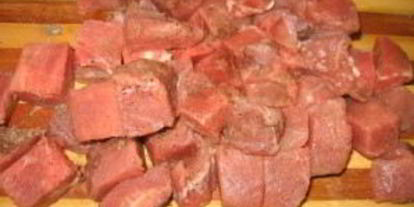 Шаг 1: гуляша из говядины с грибами