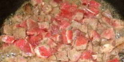 Шаг 1: гуляша из говядины со сметаной