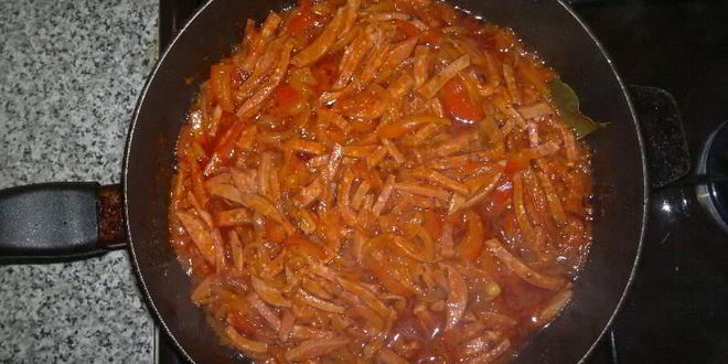 Рецепт гуляша из колбасы