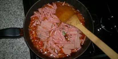 Шаг 2: гуляша из колбасы