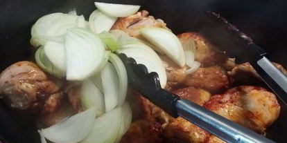 Шаг 1: гуляша из курицы со свежей капустой