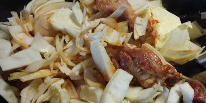 Шаг 2: гуляша из курицы со свежей капустой