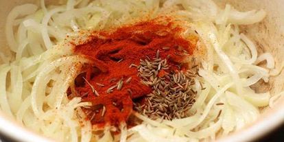 Шаг 1: гуляша из свинины с помидорами