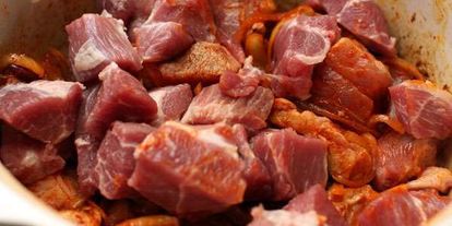 Шаг 2: гуляша из свинины с помидорами