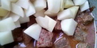 Шаг 2: гуляша по-венгерски с клецками