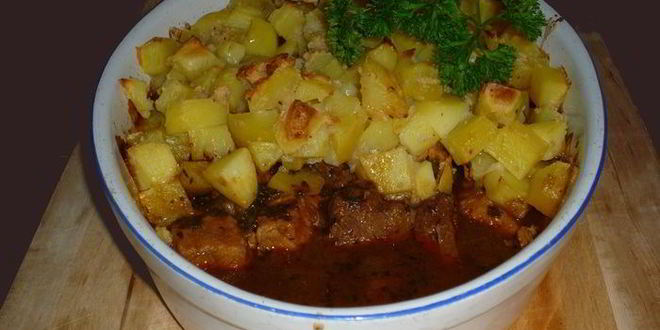 Рецепт гуляша под нежным соусом с картофельной корочкой