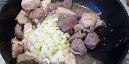 Шаг 1: гуляша под нежным соусом с картофельной корочкой