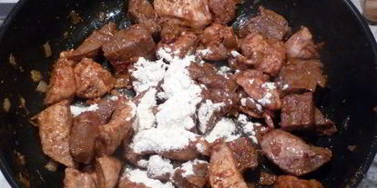 Шаг 2: гуляша под нежным соусом с картофельной корочкой