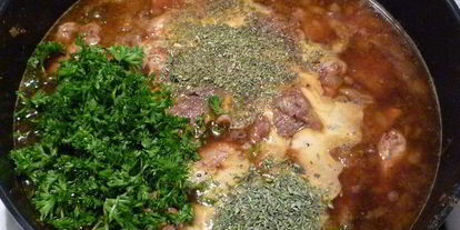 Шаг 3: гуляша под нежным соусом с картофельной корочкой