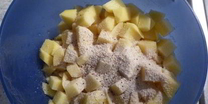 Шаг 4: гуляша под нежным соусом с картофельной корочкой