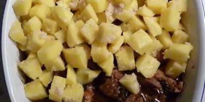 Шаг 5: гуляша под нежным соусом с картофельной корочкой