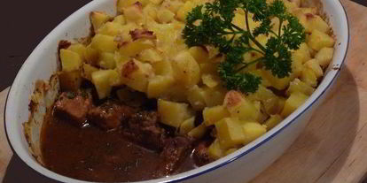 Шаг 6: гуляша под нежным соусом с картофельной корочкой