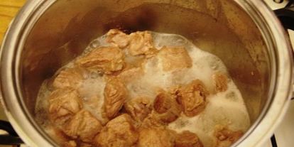 Шаг 5: томленого в сельдерее гуляш с булгуром