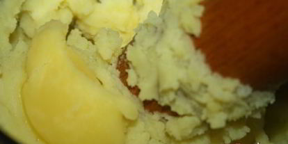 Шаг 2: картофельного пюре с плавленым сыром и топленым сливочным маслом невесомость