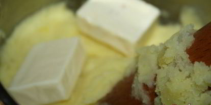 Шаг 3: картофельного пюре с плавленым сыром и топленым сливочным маслом невесомость