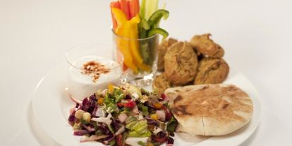 Шаг 6: фитнеса-фалафеля с питой и овощами