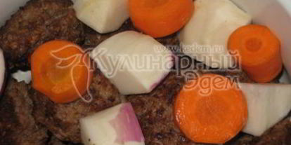 Шаг 7: котлет, тушеных с овощами