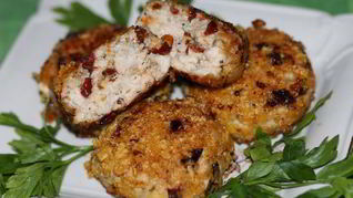 Рецепт Куриных котлеток с вялеными томатами в кукурузной панировке