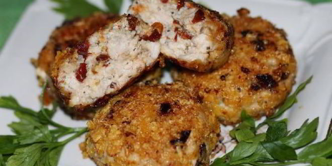 Рецепт Куриных котлеток с вялеными томатами в кукурузной панировке