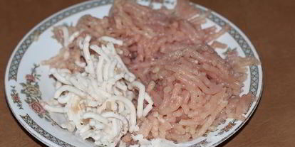 Шаг 1: куриных котлеток с вялеными томатами в кукурузной панировке