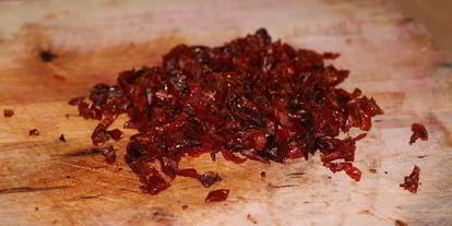 Шаг 2: куриных котлеток с вялеными томатами в кукурузной панировке