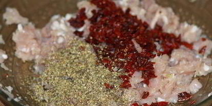 Шаг 4: куриных котлеток с вялеными томатами в кукурузной панировке