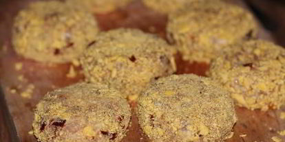 Шаг 6: куриных котлеток с вялеными томатами в кукурузной панировке