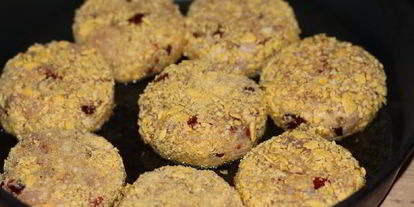 Шаг 7: куриных котлеток с вялеными томатами в кукурузной панировке