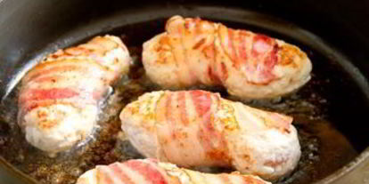 Шаг 4: куриных котлет с яблоками в беконе