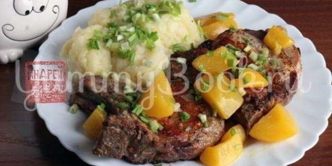 Рецепт свиной котлеты на косточке с абрикосами и картошкой