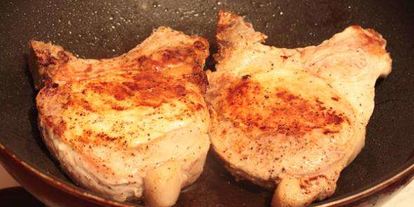 Шаг 4: свиной котлеты на косточке с абрикосами и картошкой