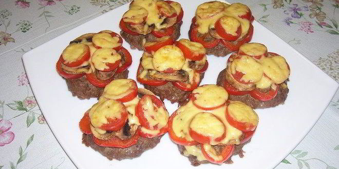 Рецепт Запеченных котлет с овощами и с сыром