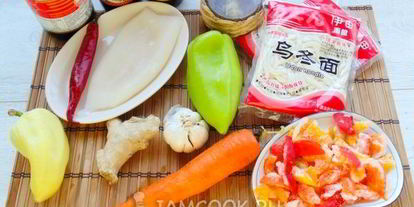 Шаг 5: лапши удон с кальмаром и овощами