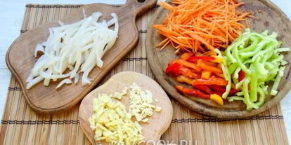 Шаг 6: лапши удон с кальмаром и овощами