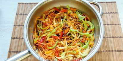 Шаг 11: лапши удон с кальмаром и овощами