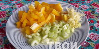 Шаг 1: лапши удон с курицей и овощами