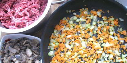 Шаг 2: лазаний с рагу болоньезе, грибами и моцареллой