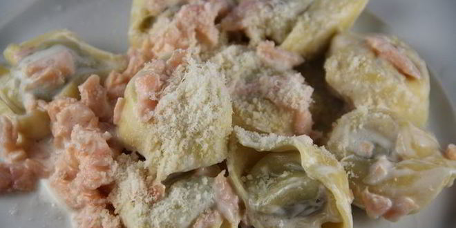 Рецепт быстрой пасты с соусом из копченого лосося