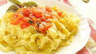 Рецепт Домашней пасты с томатным соусом и базиликом