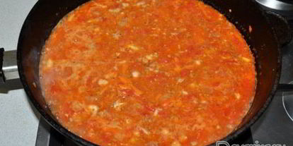 Шаг 2: макарон с тушенкой в томатном соусе