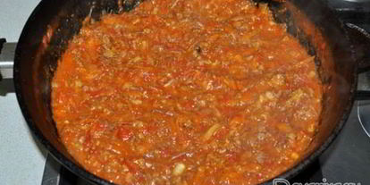 Шаг 3: макарон с тушенкой в томатном соусе