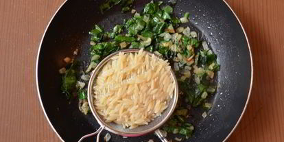 Шаг 4: пасты орзо со шпинатом