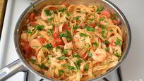 Рецепт Пасты с креветками, базиликом и помидорами