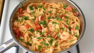 Рецепт Пасты с креветками, базиликом и помидорами