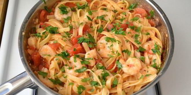 Рецепт Пасты с креветками, базиликом и помидорами